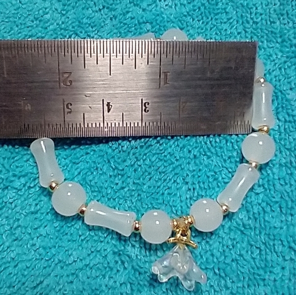 Goldtone white beaded aurora flower floral stretch bracelet - Picture 4 of 4